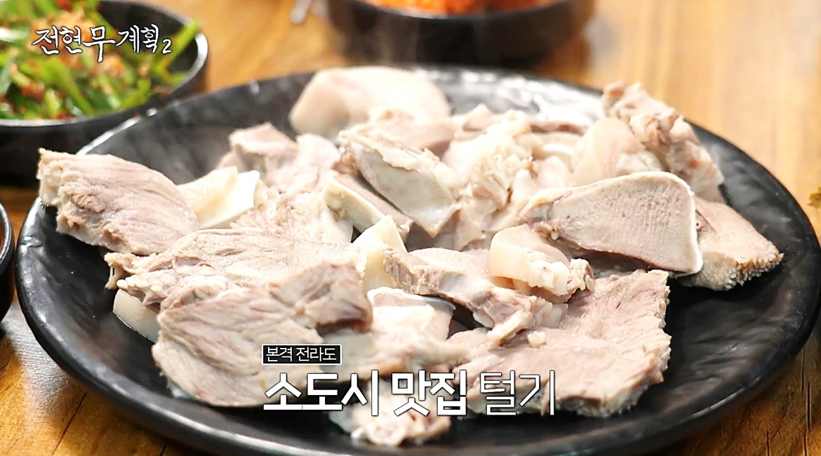 두툼한 살코기가 가득한 장성 황룡우시장국밥집의 머리수육