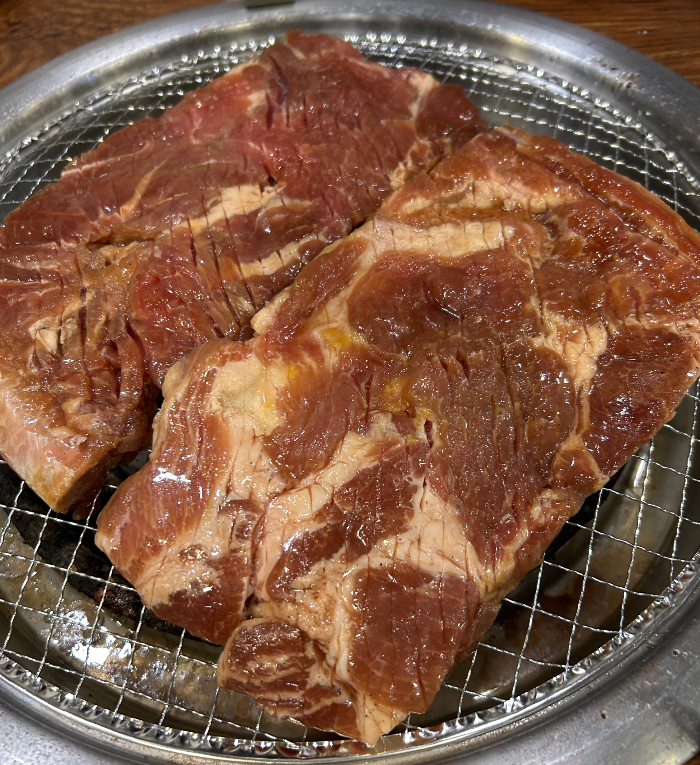 돼지갈비 불판에 올린 사진