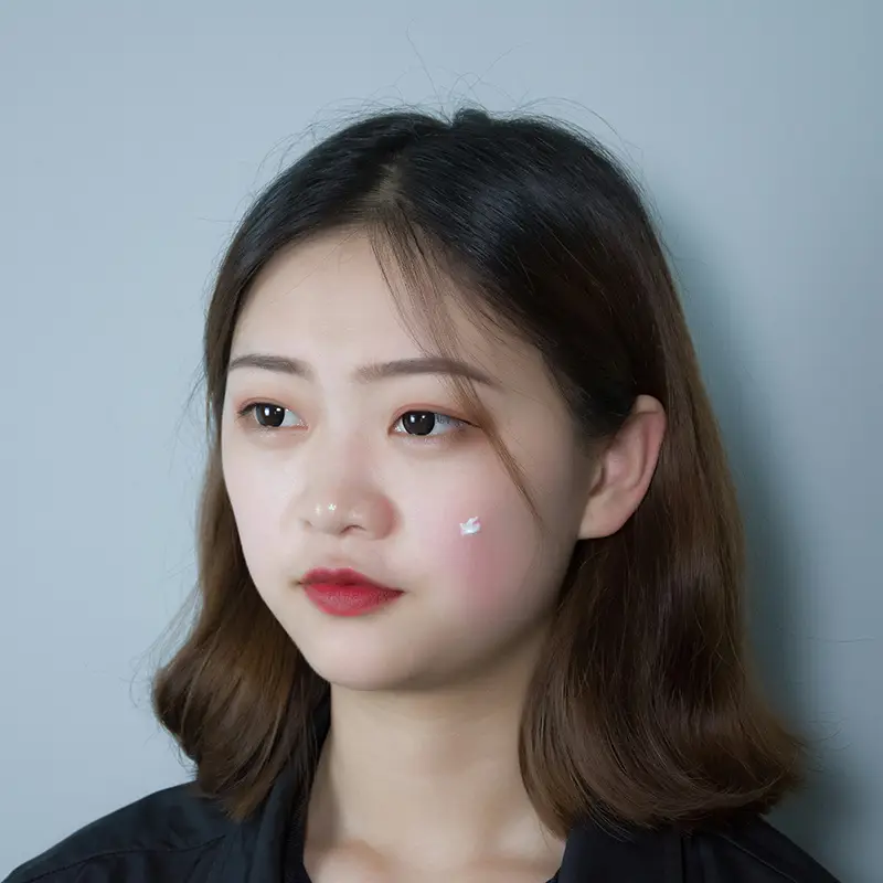 중년 여성 피부장벽 무너질 때 생기는 기미&middot;잡티&amp;#44; 이렇게 회복하세요