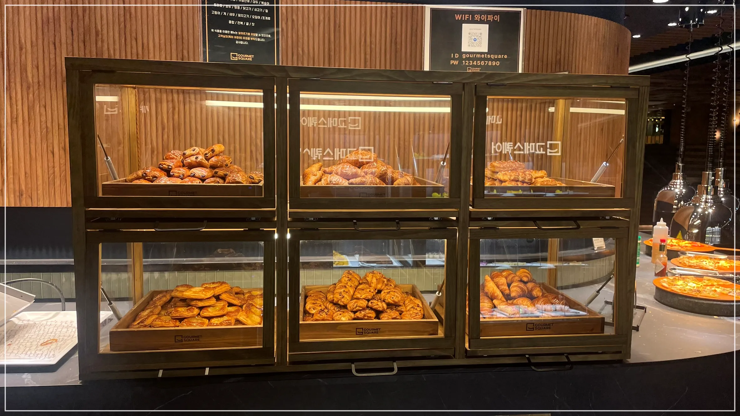 고메스퀘어-뷔페-음식-메뉴-후식-파이-쇼케이스