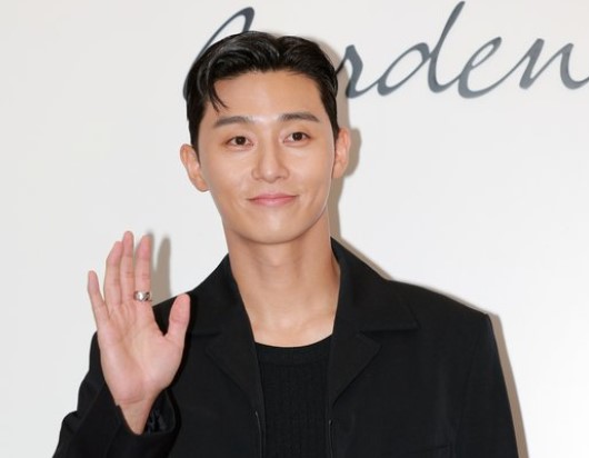 박서준이 손을 들고 환하게 웃고 있는 사진