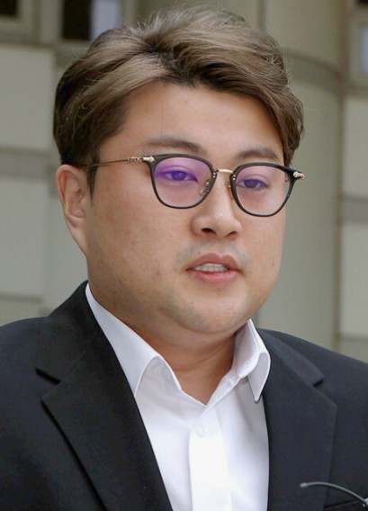 가수 김호중 목발짚고 등장 충격적인 검찰 구형