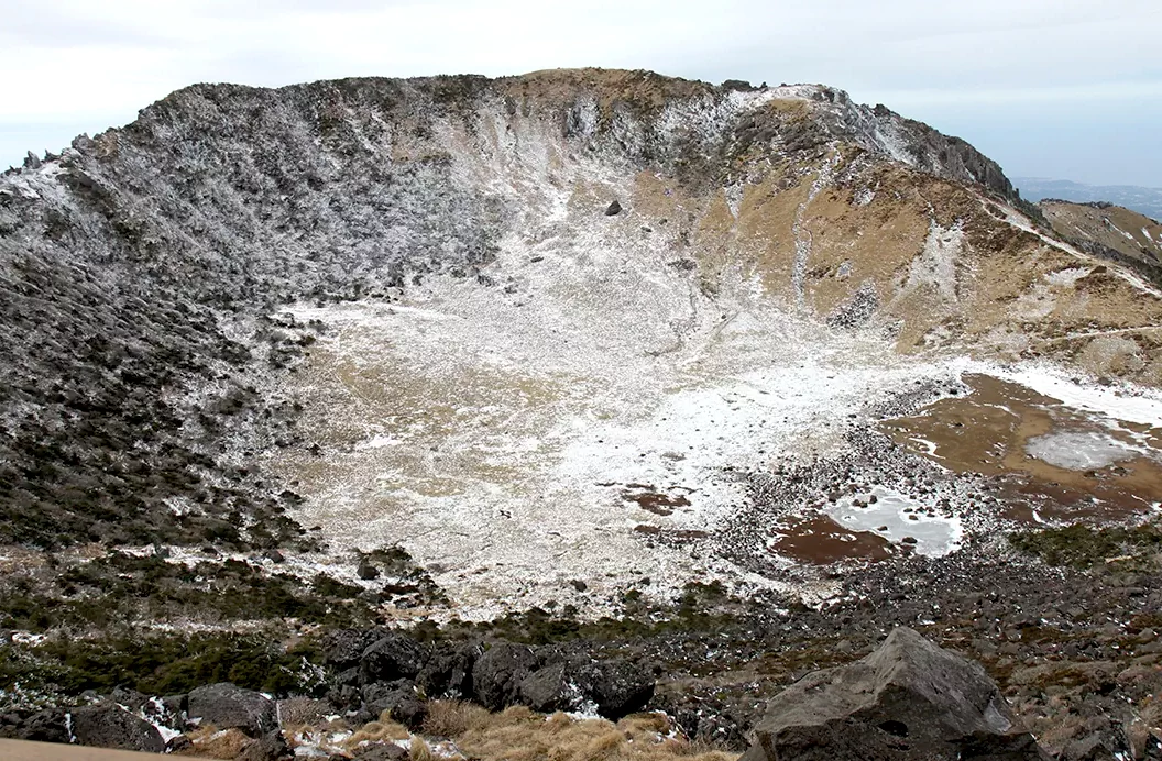 겨울철 한라산 정상 백록담 분화구의 전경.