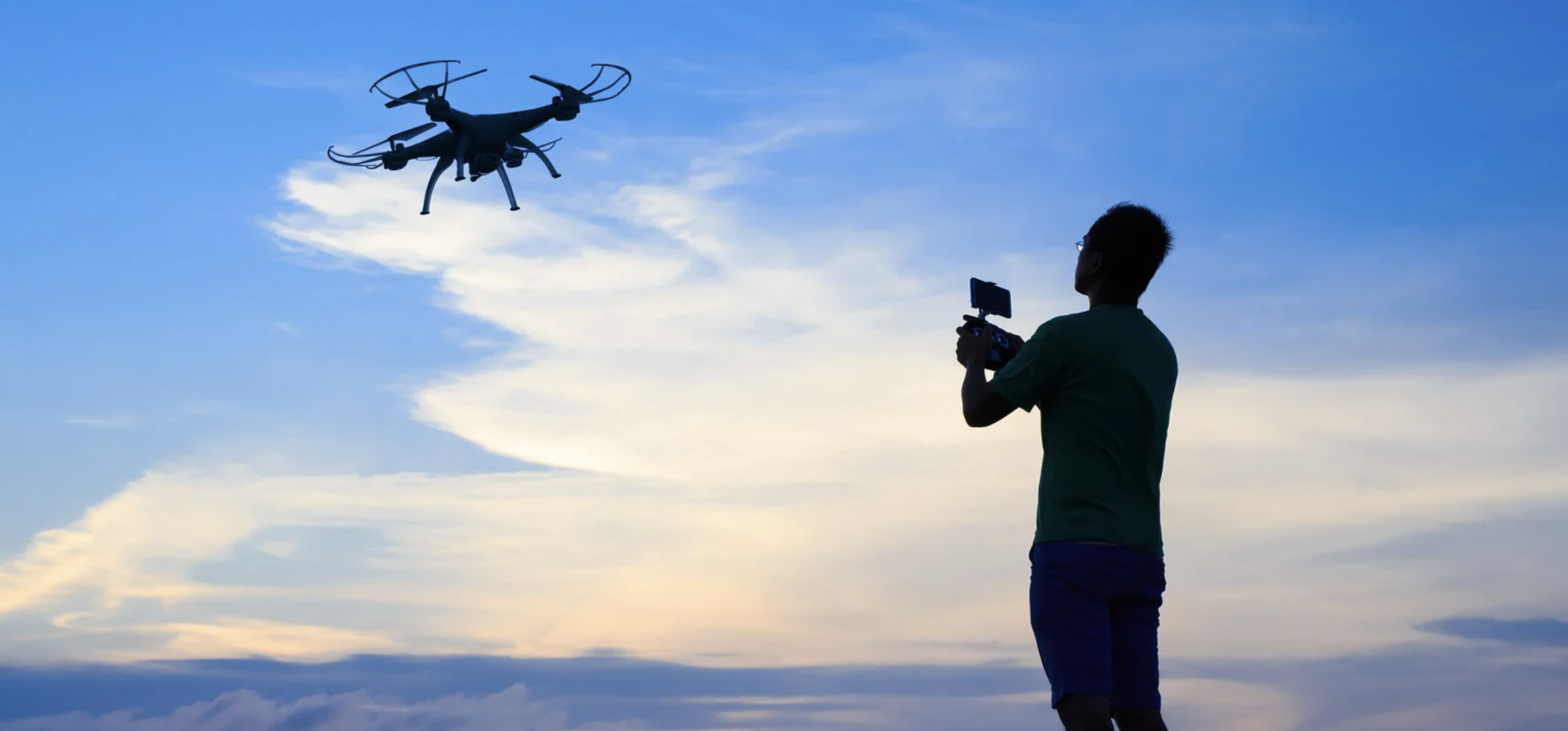 드론 날리고 있는 모습