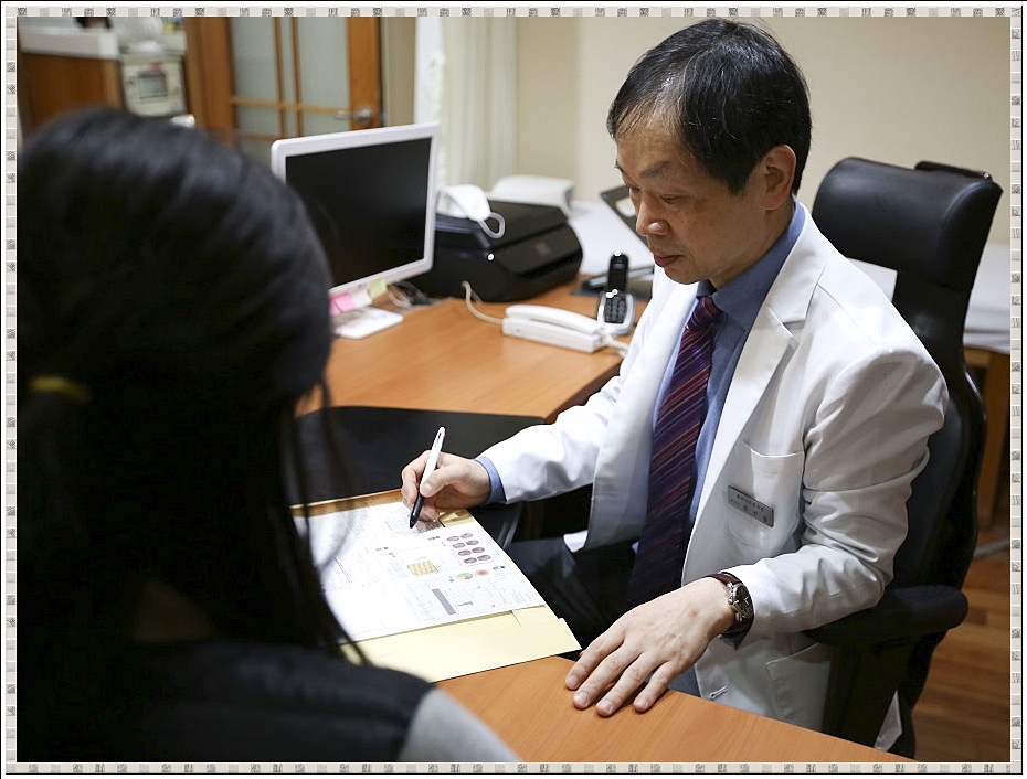 차크를 보며 진료 상담 중인 한의사의 모습