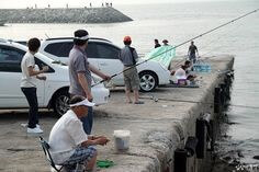 낚시로-물고기-잡는-꿈-방파제에서-낚시대를-드리운-강대공들