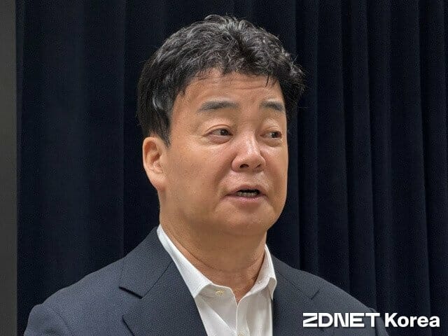 더본코리아 주주총회에 참석한 백종원 대표가 취재진의 질문에 답변하고 있다