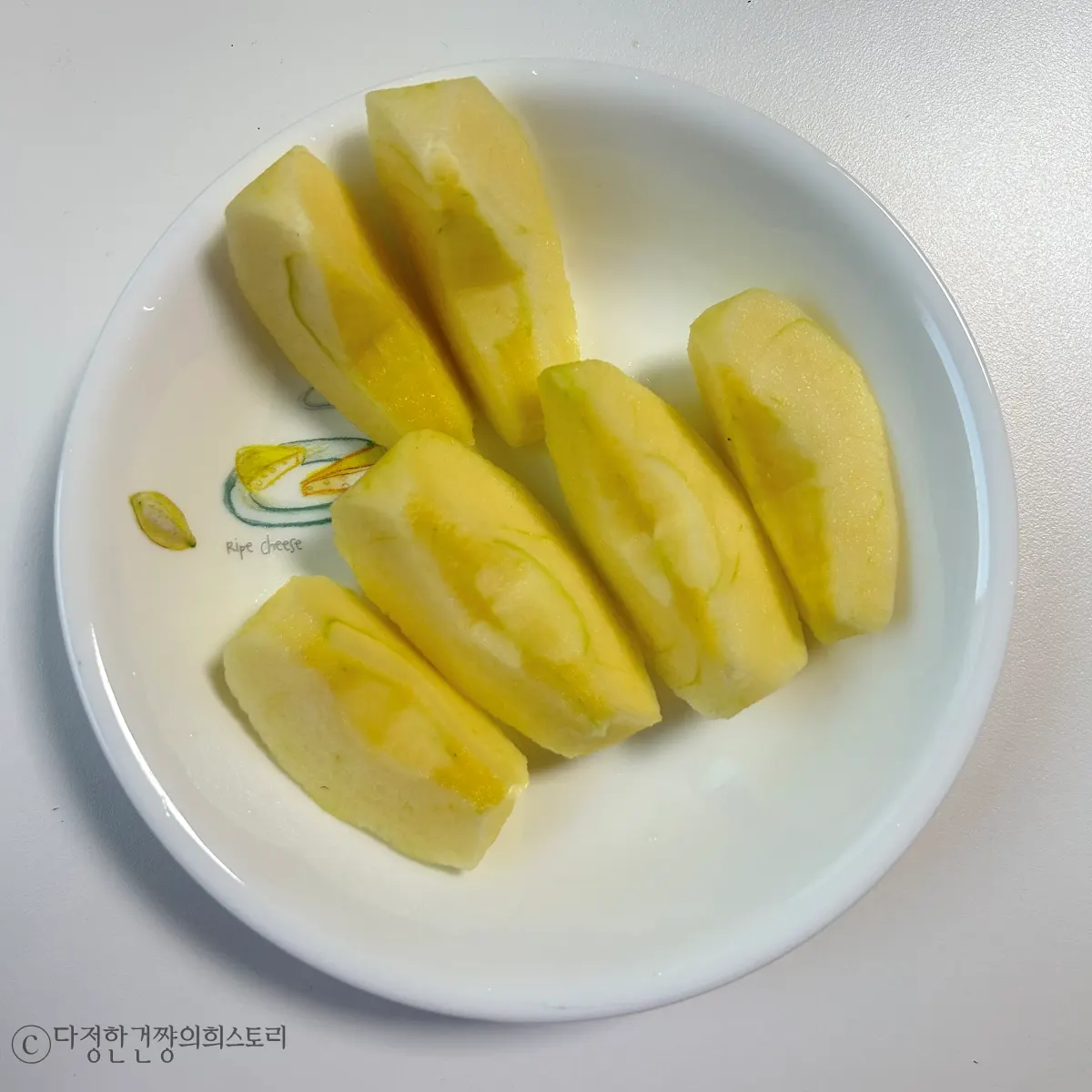 자취생-건강한-집밥- 채소-배송-플랫폼-어글리어스-배송-받은-사과