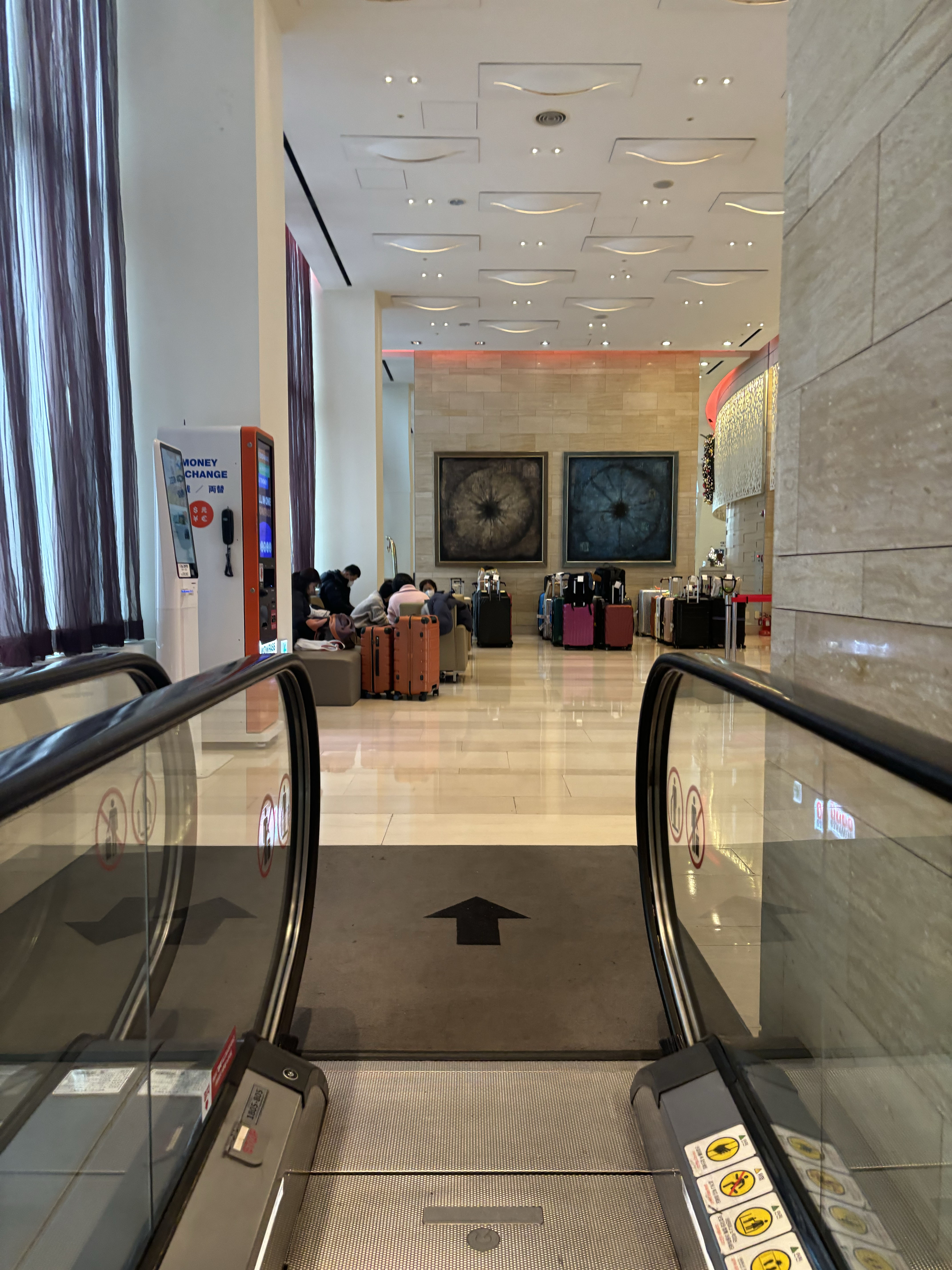 로비로 들어서는 모습