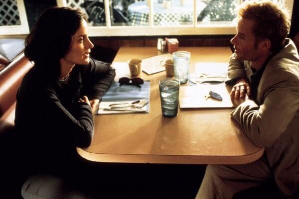 레너드가 나탈리를 레스토랑에서 만나 이야기하는 모습