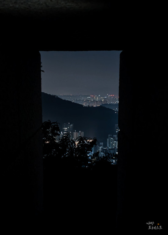 인왕산 성곽 너머 도시