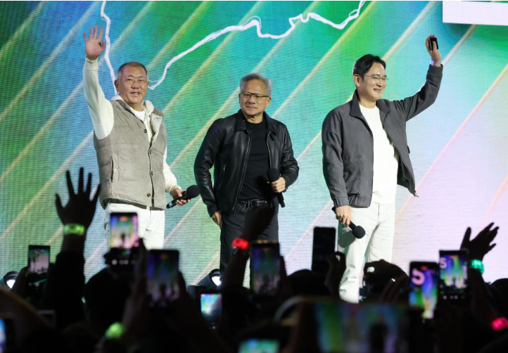 젠슨황,정의선,이재용이-엔비디아의-그래픽카드(GPU)-'지포스' 출시-25주년행사에서-단상에-올라-인사하는-모습