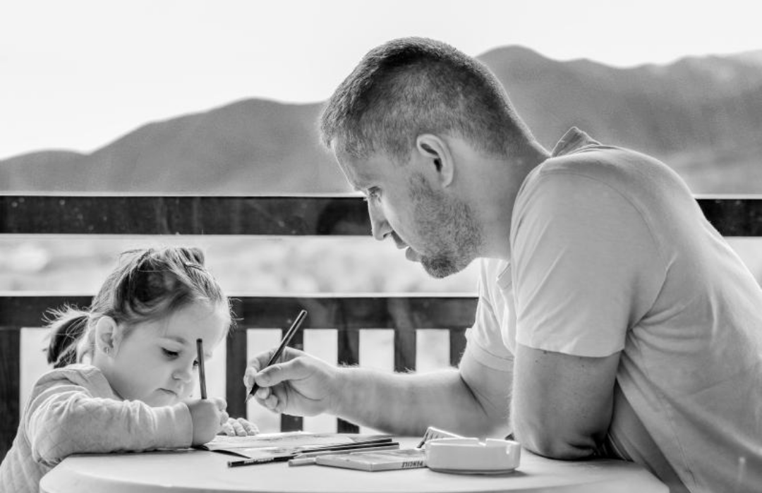 아빠가 딸과 함께 그림을 그리고 있다.