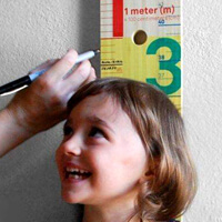 키를-쟤는-소녀-사진