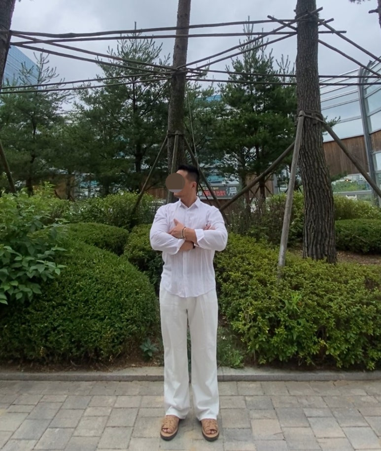 데일리룩('26. 7. 5.)무신사스탠다드 와이드 텐센 린넨셔츠 화이트, 무신사스탠다드 린넨라이크 와이드 데님팬츠 화이트, 츄바스코 샌들, 섹스토 팔찌, 서지컬스틸 팔찌