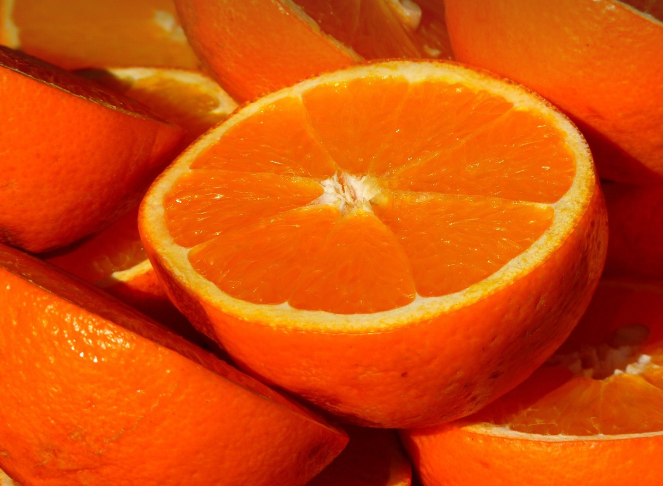 잘 익은 오렌지를 반으로 잘라두었다