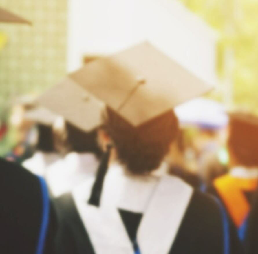 졸업하는-대학생