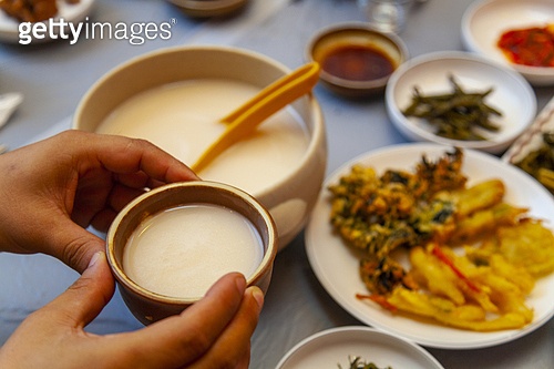 한국의 전통주 막걸리 예시 사진