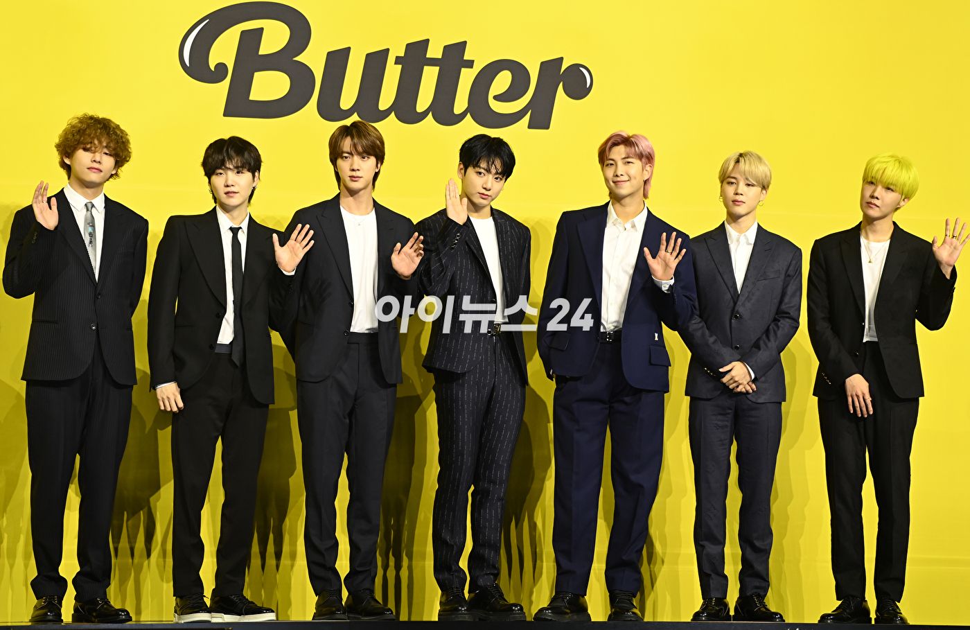 방탄소년단(BTS) 새 디지털 싱글 &#39;Butter&#39; 발매 기념 글로벌 기자간담회가 21일 오후 서울 송파구 방이동 올림픽공원 올림픽홀에서 열렸다. 방탄소년단이 포토타임을 갖고 있다.