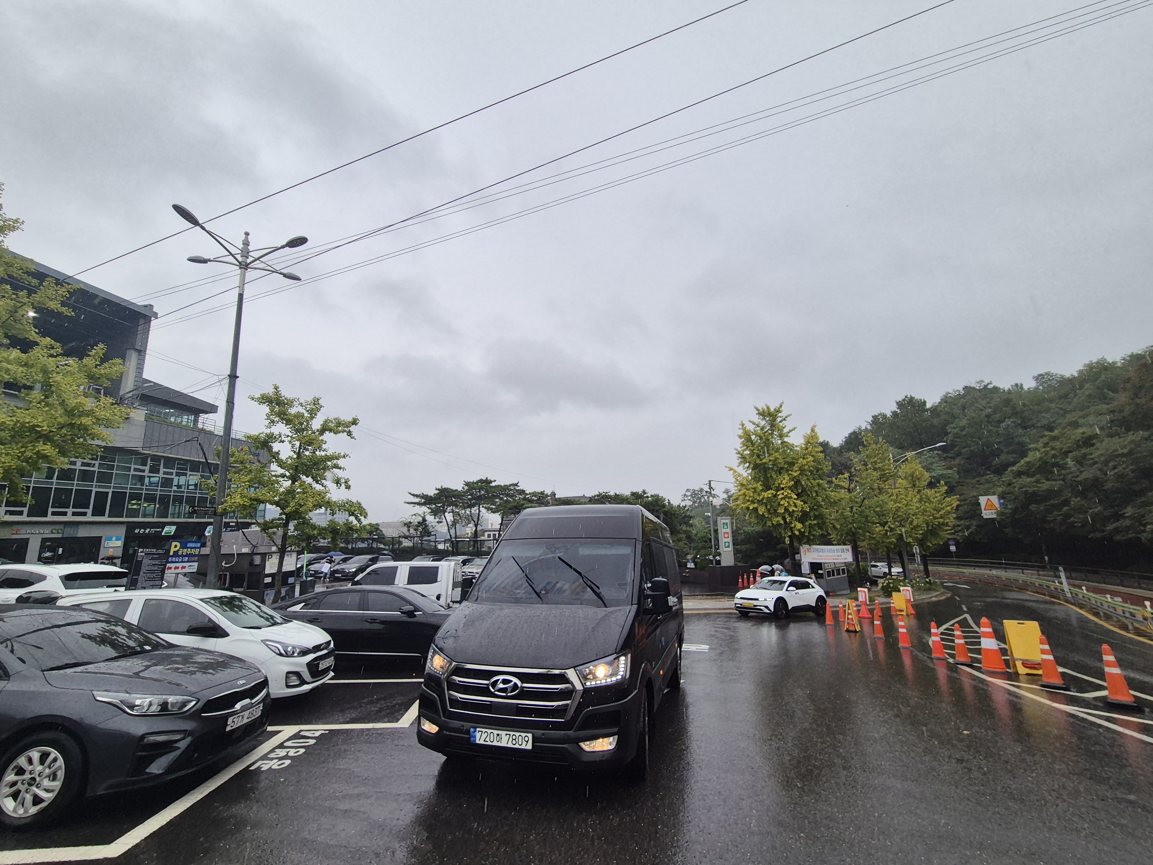 서울 주요 관광지를 자유 일정으로 이동하는 외국인 여행 장면