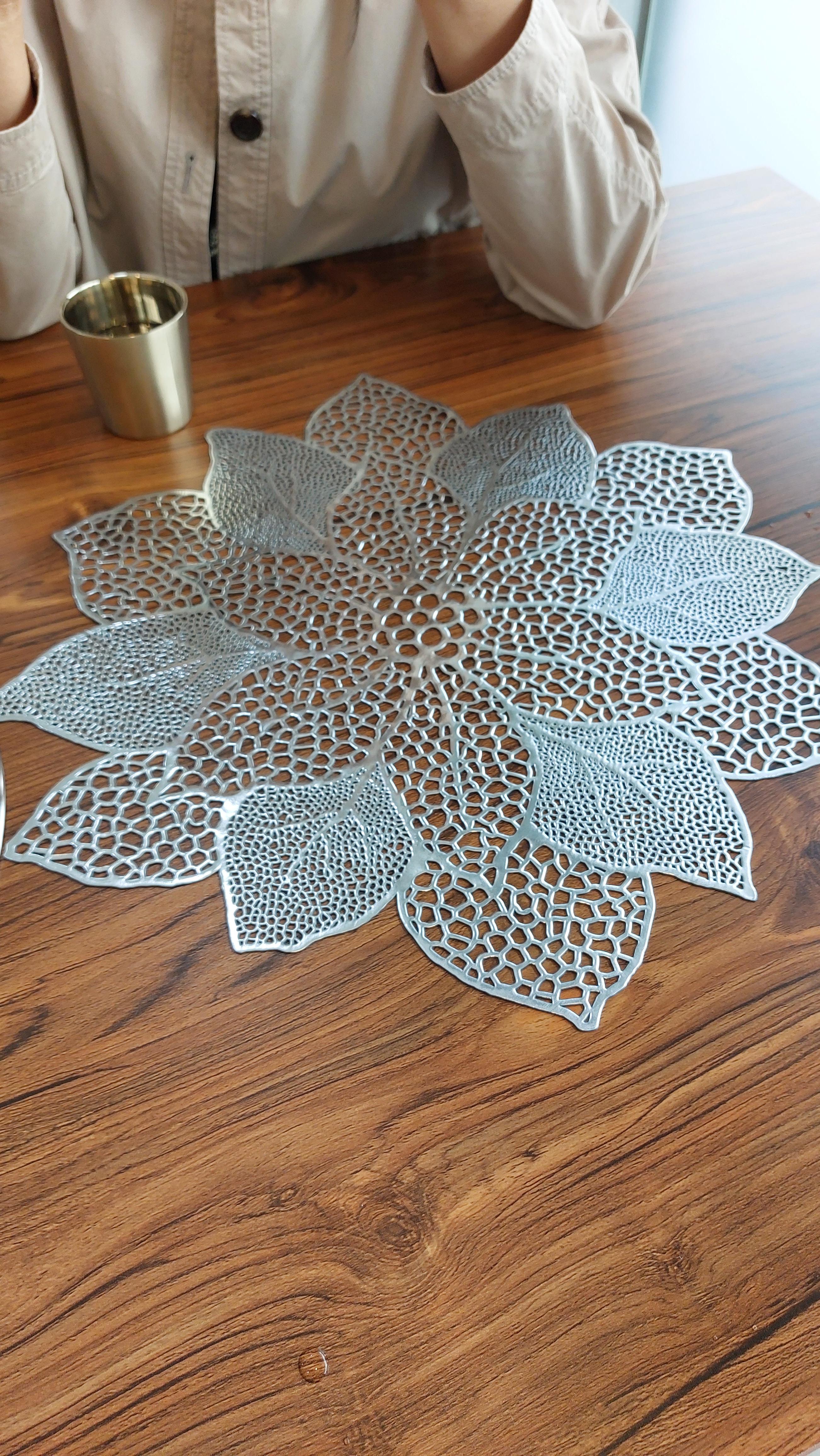 그릇 받침대인데 꽃으로 되어 있어서 느낌이 있습니다