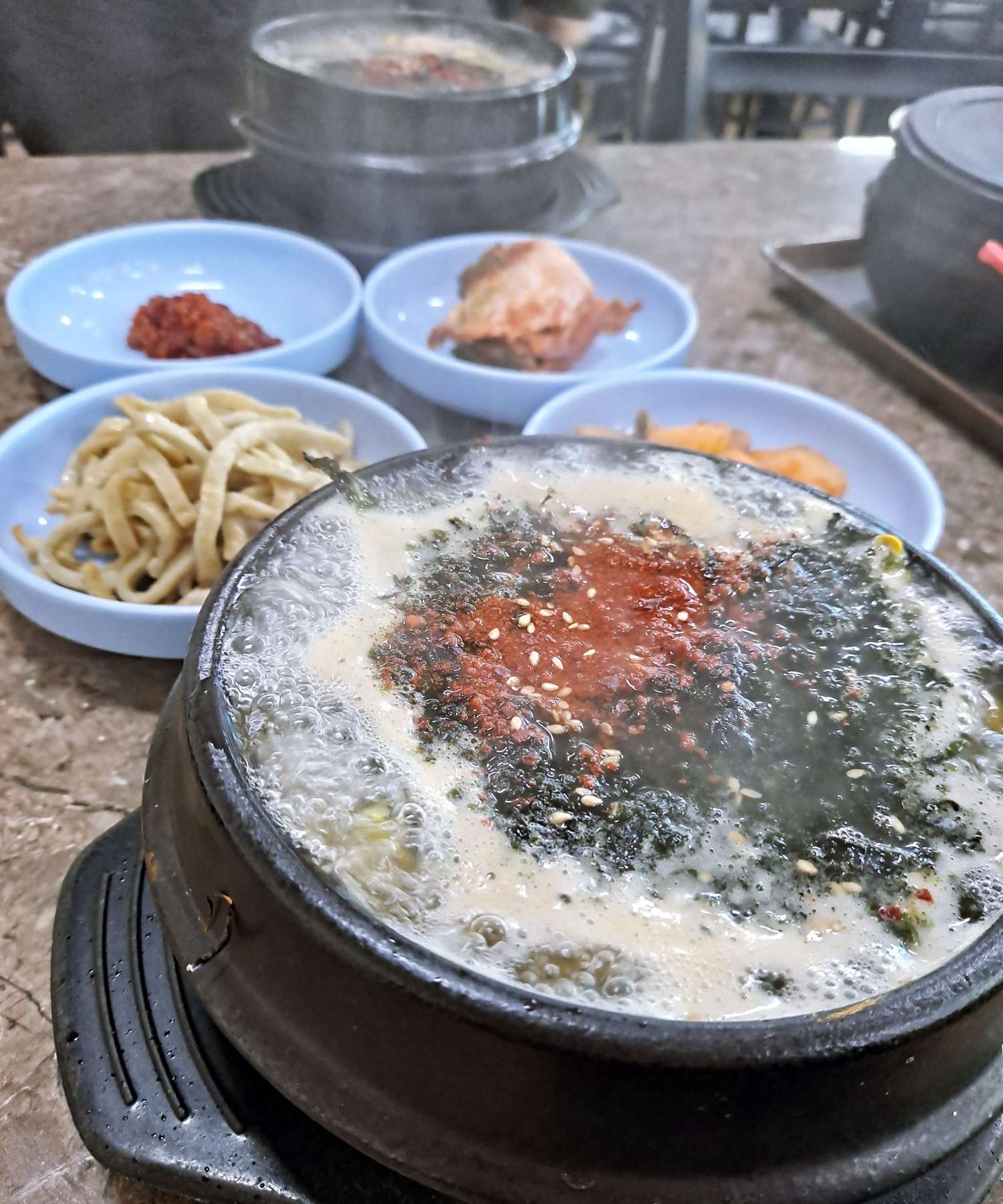 팔팔 끓는 해장국밥