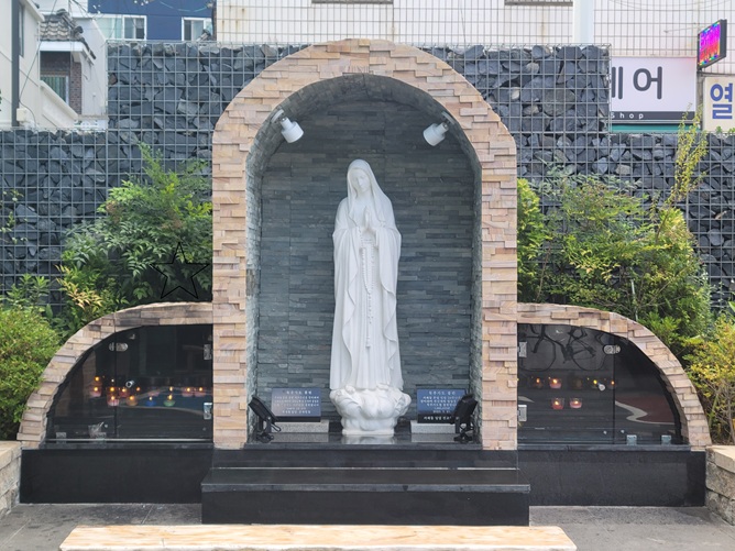 부산 거제동성당 성모동산 성모상 사진