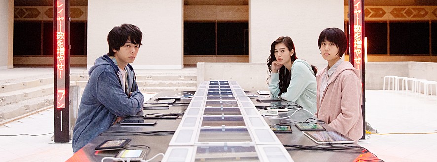 앉아 있는 남녀들의 모습