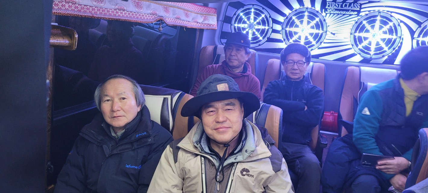 버스 두 대로 움직인 단체산행 선자령은 늘 그렇듯
서울의 날씨와 전혀 다른 얼굴로 우리를 맞이했다