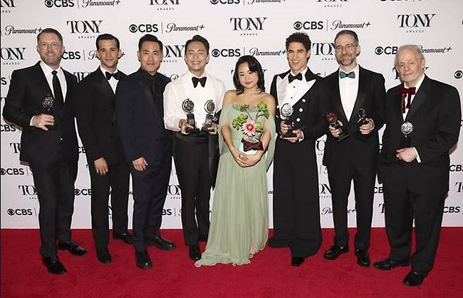 한국 창작뮤지컬 '어쩌면 해피앤딩'이 지난 8일 열린 78회 토니상 시상시에서 작품상 등 6관왕을 차지. 박천휴 작가(왼쪽에서 네번째)와 윌 애런슨 작곡가(왼쪽에서 일곱번째)사진