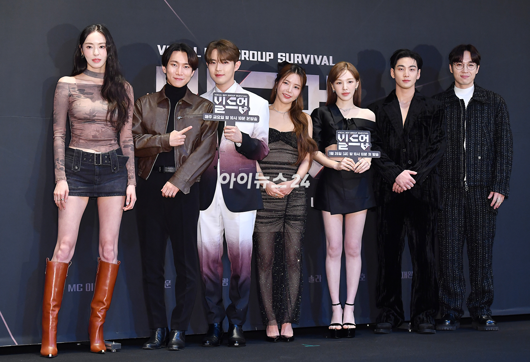 배우 이다희, 가수 서은광, 김재환, 솔라, 웬디, 이석훈이 24일 오전 서울 마포구 상암동 CJ ENM에서 열린 Mnet 빌드업:보컬 보이그룹 서바이벌 제작발표회에서 기념촬영을 하고 있다. [사진=곽영래 기자]