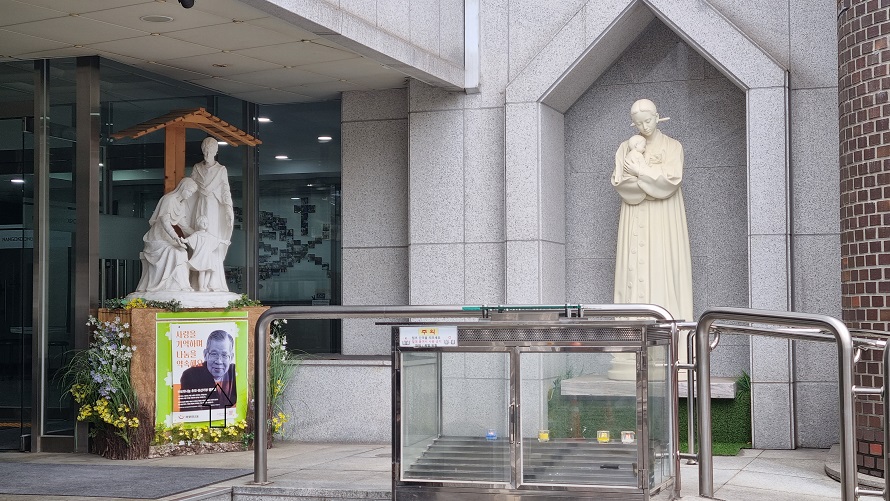 서울 난곡동성당 성가정 상, 성모동산 성모자 상 사진