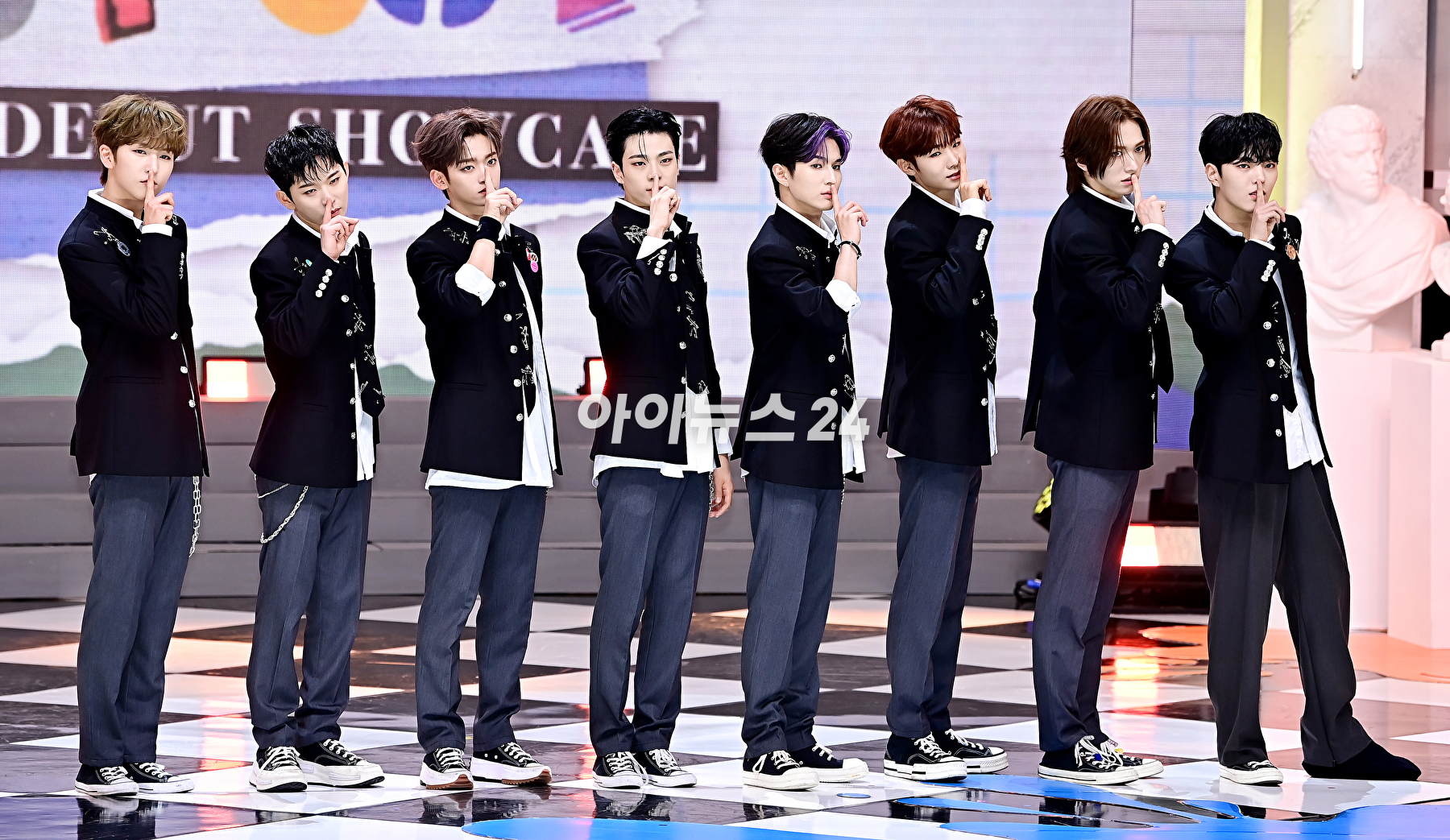 그룹 휘브(WHIB)가 8일 오후 서울 상암동 SBS프리즘타워에서 열린 싱글 1집 'Cut-Out'(컷-아웃)을 발매 기념 쇼케이스에 참석해 포토타임을 갖고 있다. [사진=곽영래 기자]