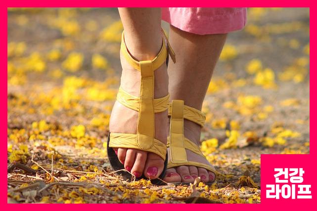 원인 - 불편하고 평평한 신발