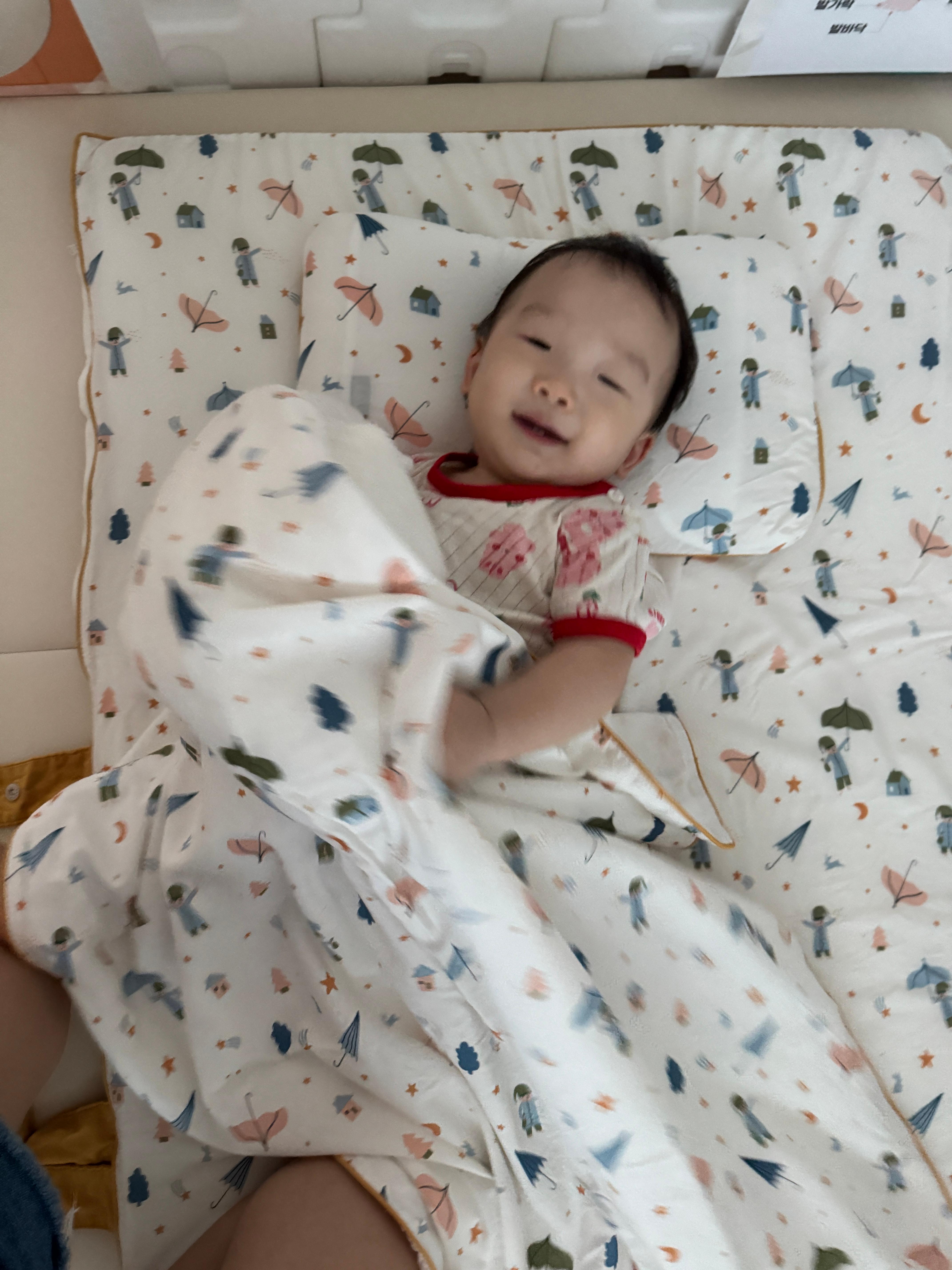 슬립스파 낮잠이불에 처음 누워본 11개월 아기