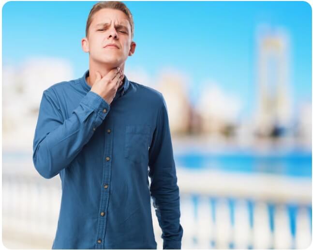 목이 불편한 남성의 모습