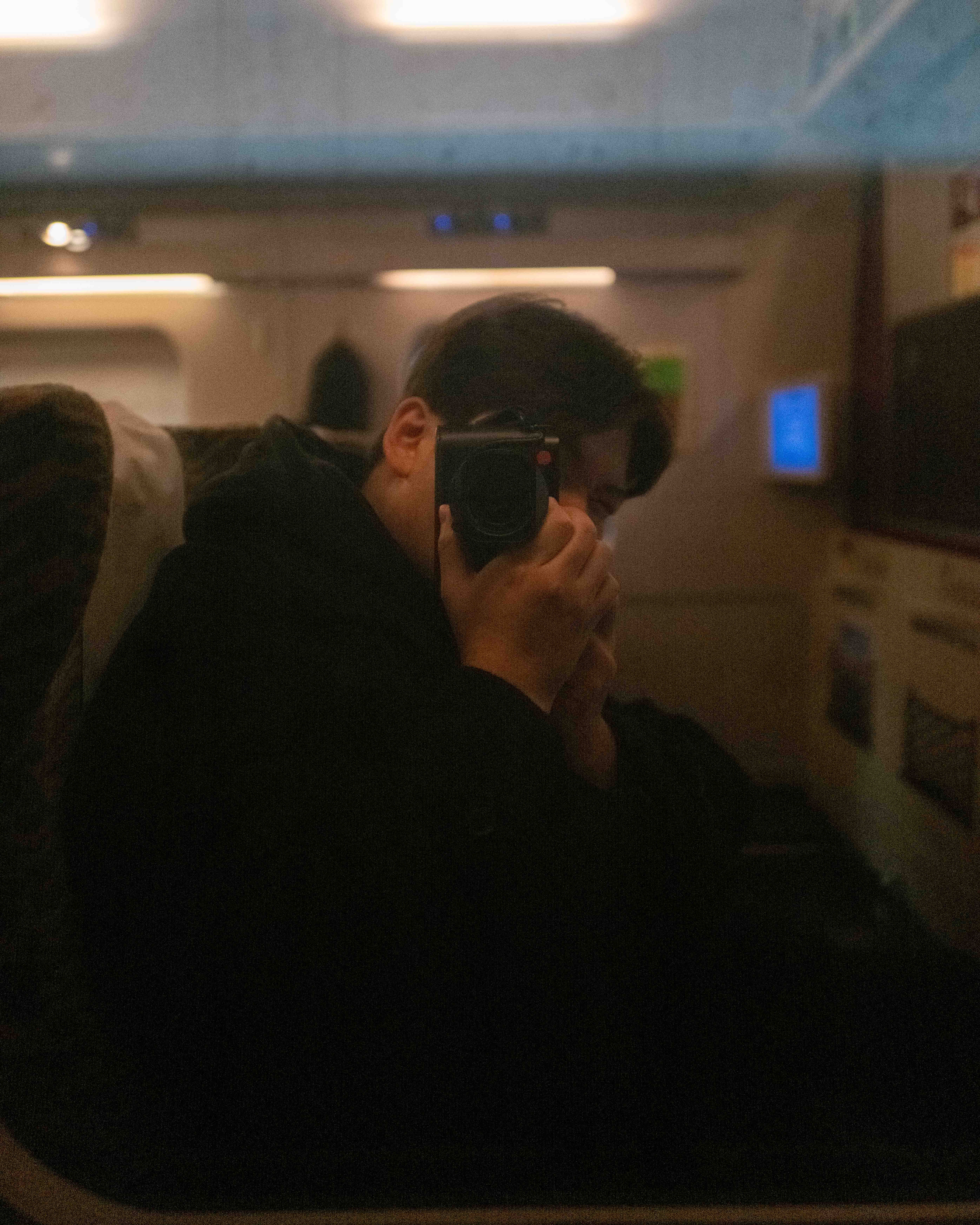 기차 안 거울에 비친 자신을 찍고 있는 모습을 라이카 Q2로 촬영한 사진