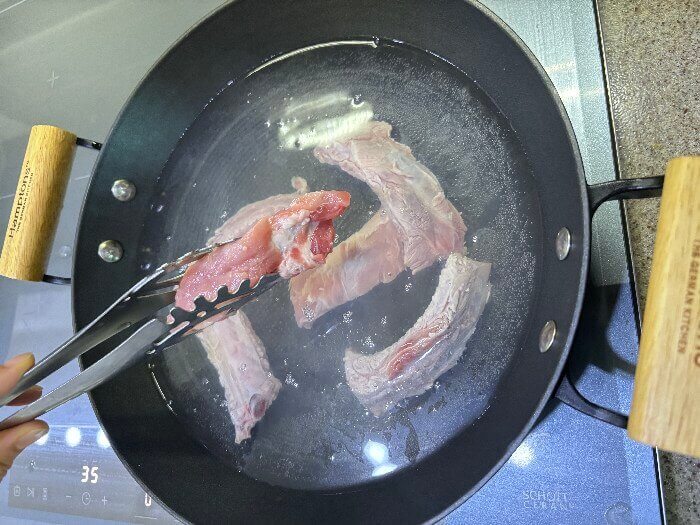 끓는 물에 등갈비를 삶는 사진