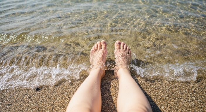 여름날 테라스에서 크록스 샌들을 신고 있는 한국 남성의 발