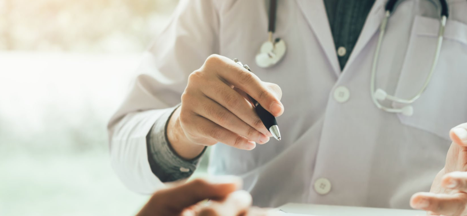 검진 결과 알려주는 의사 사진