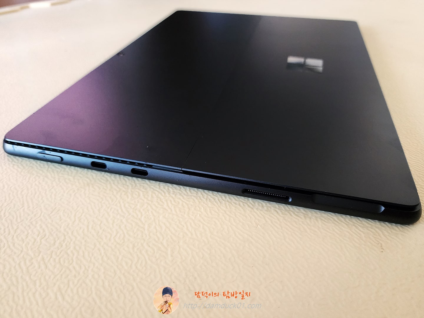 전원버튼 + Type-C 단자 2 + 서피스 전용 충전단자