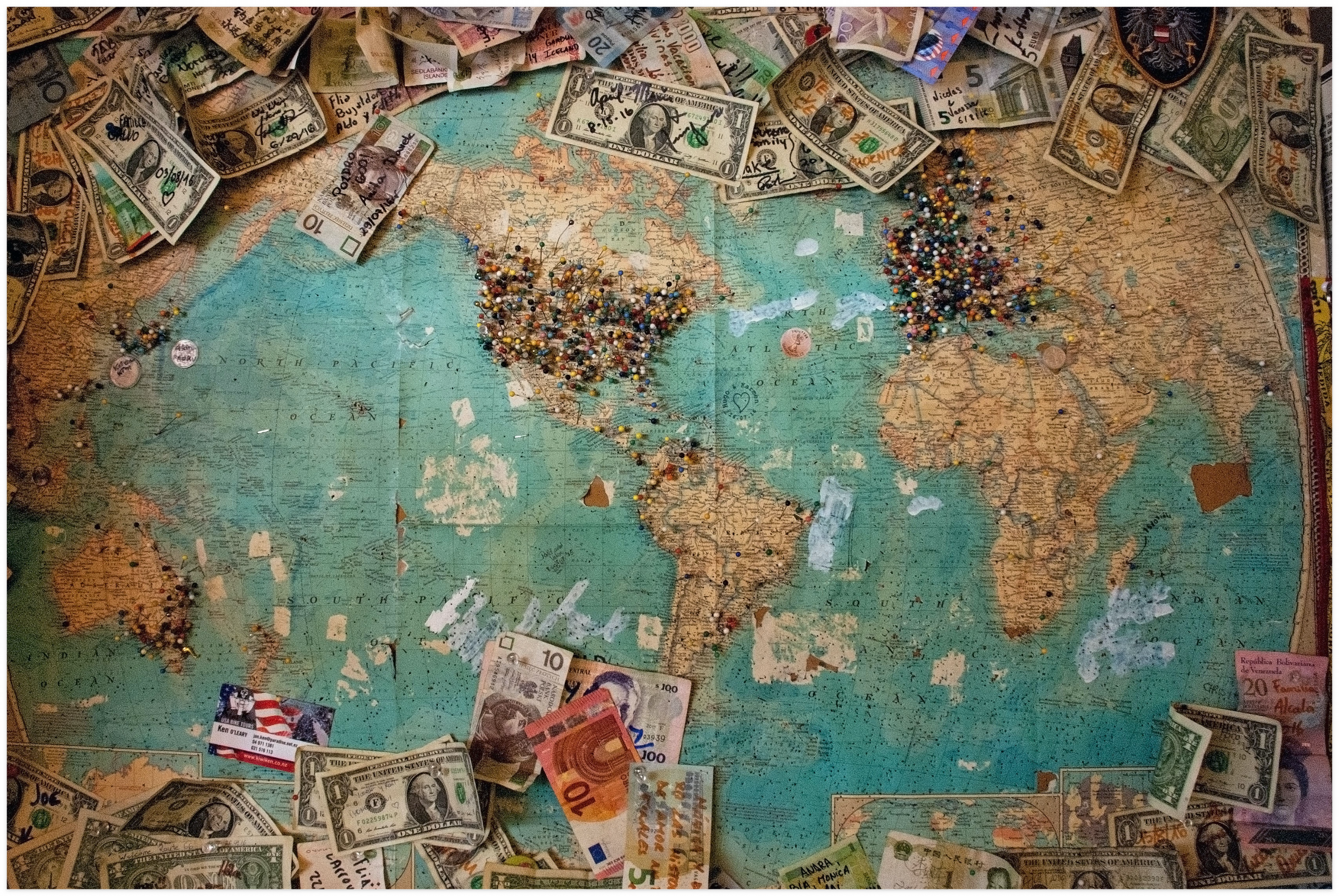 세계지도, 지폐, 국부펀드 예시 사진
