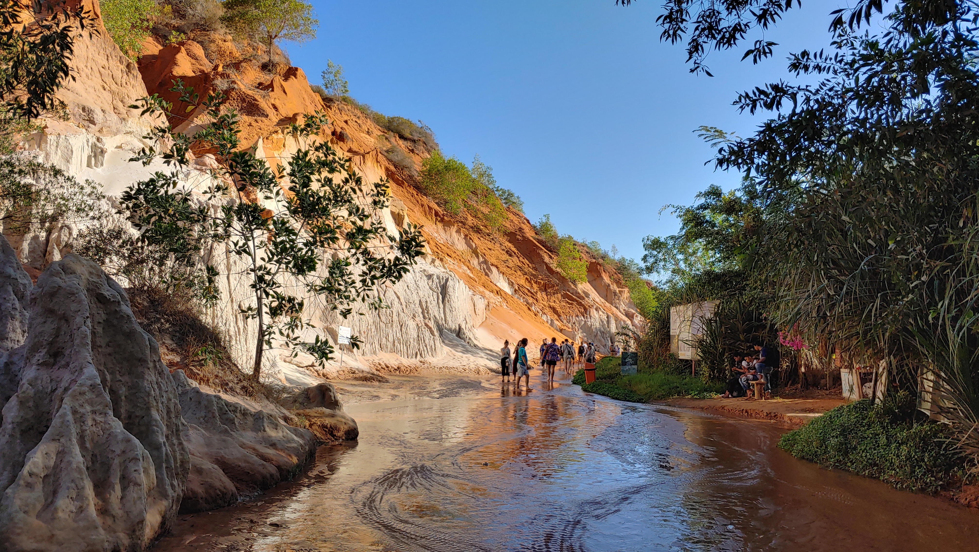 요정의 샘을 거슬러 올라가는 사람들