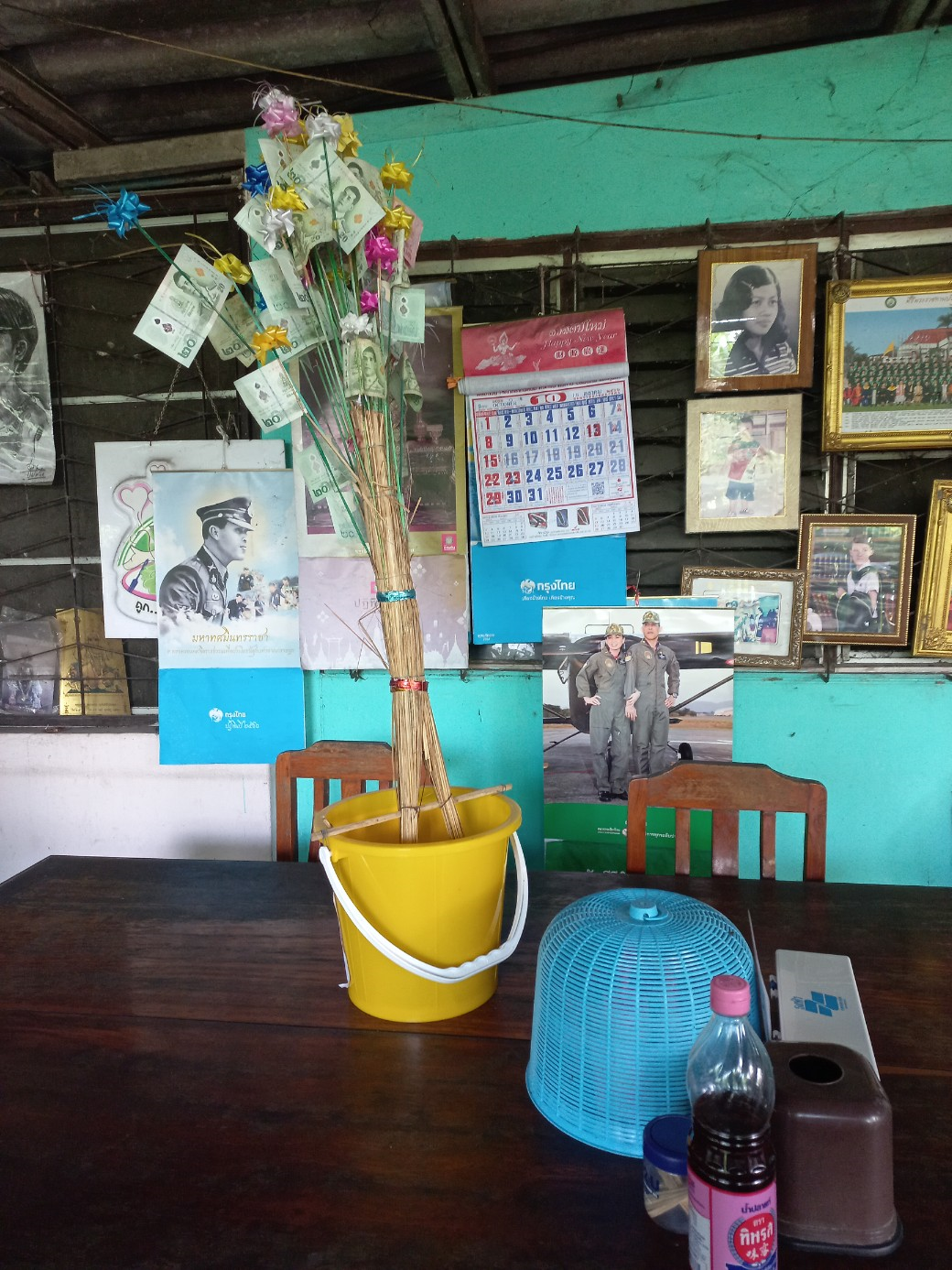 태국 로컬 식당안에 있는 돈이 나무에 걸려져 있는 그림