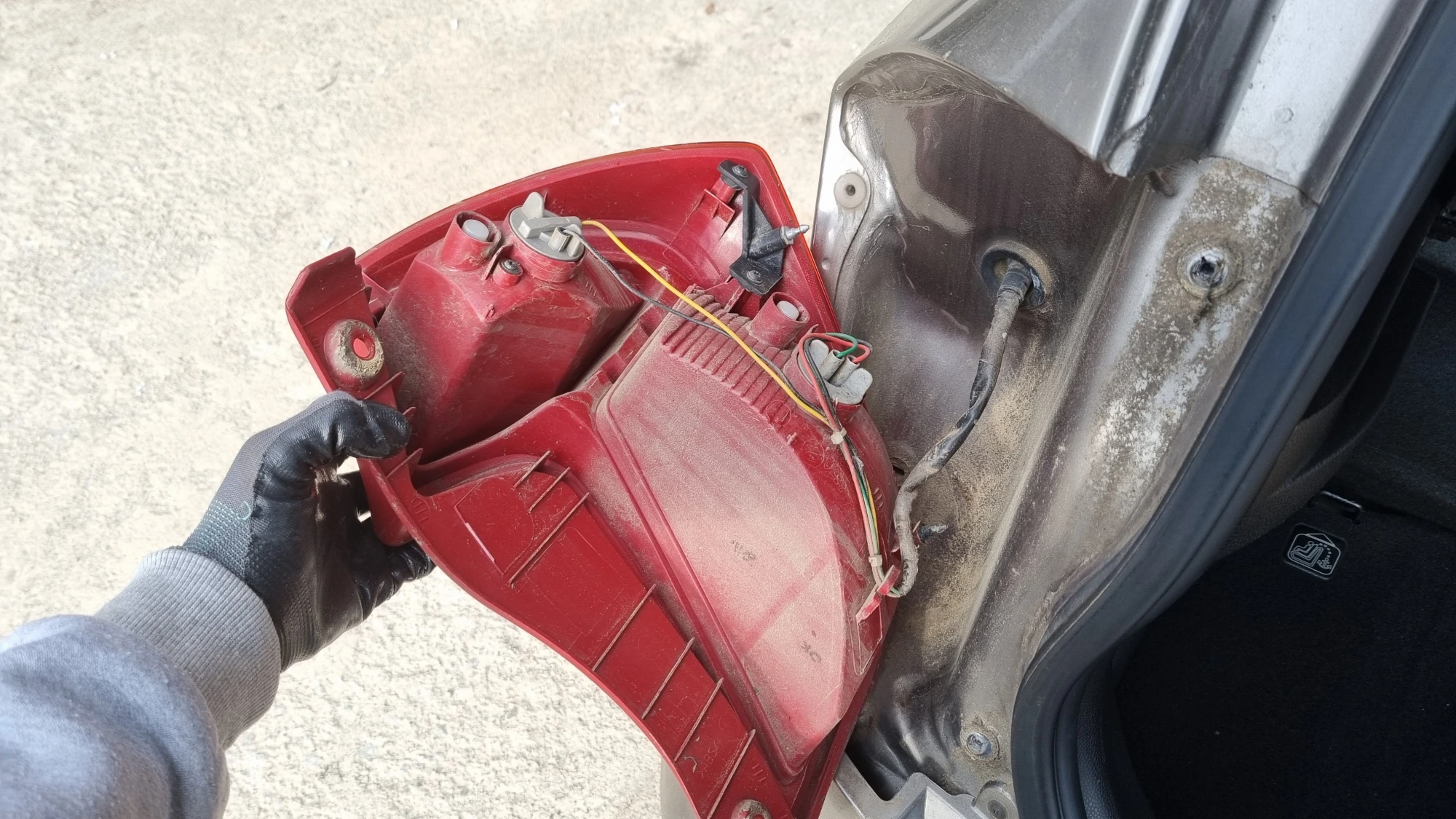 후방 등화장치 본체 탈거 모습