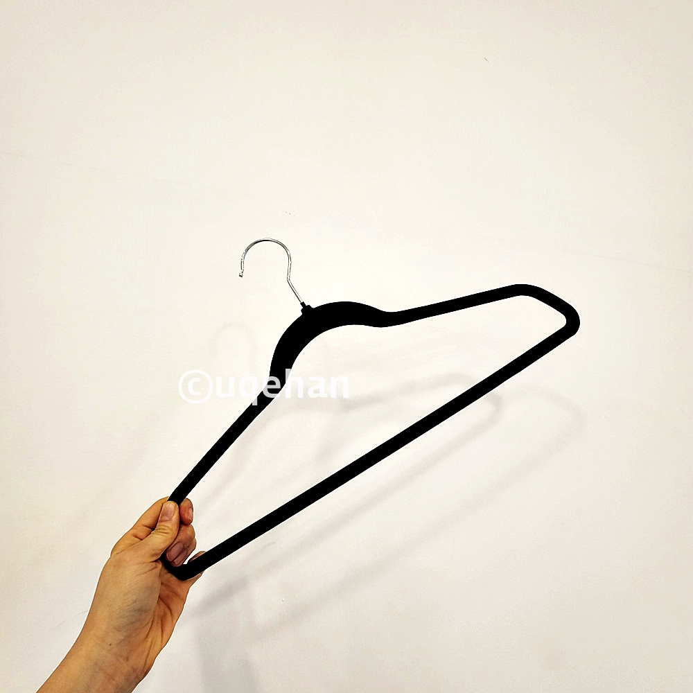 코스트코 논슬립 옷걸이를 손으로 들고 있다.