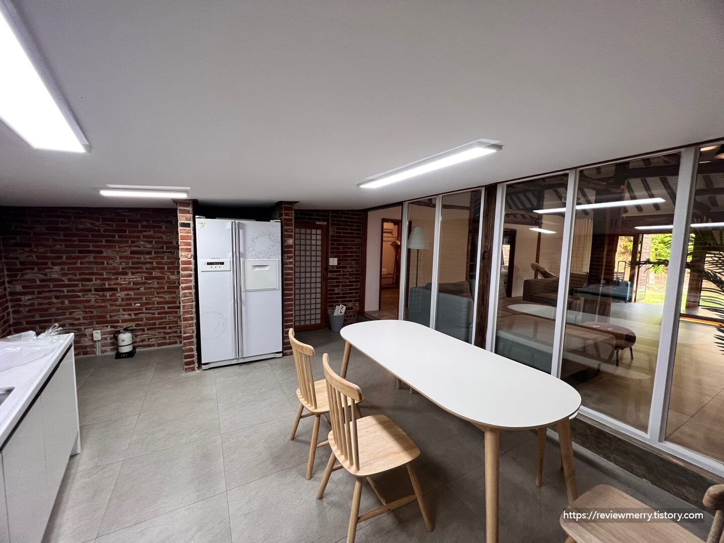 주방 식탁 내부 사진