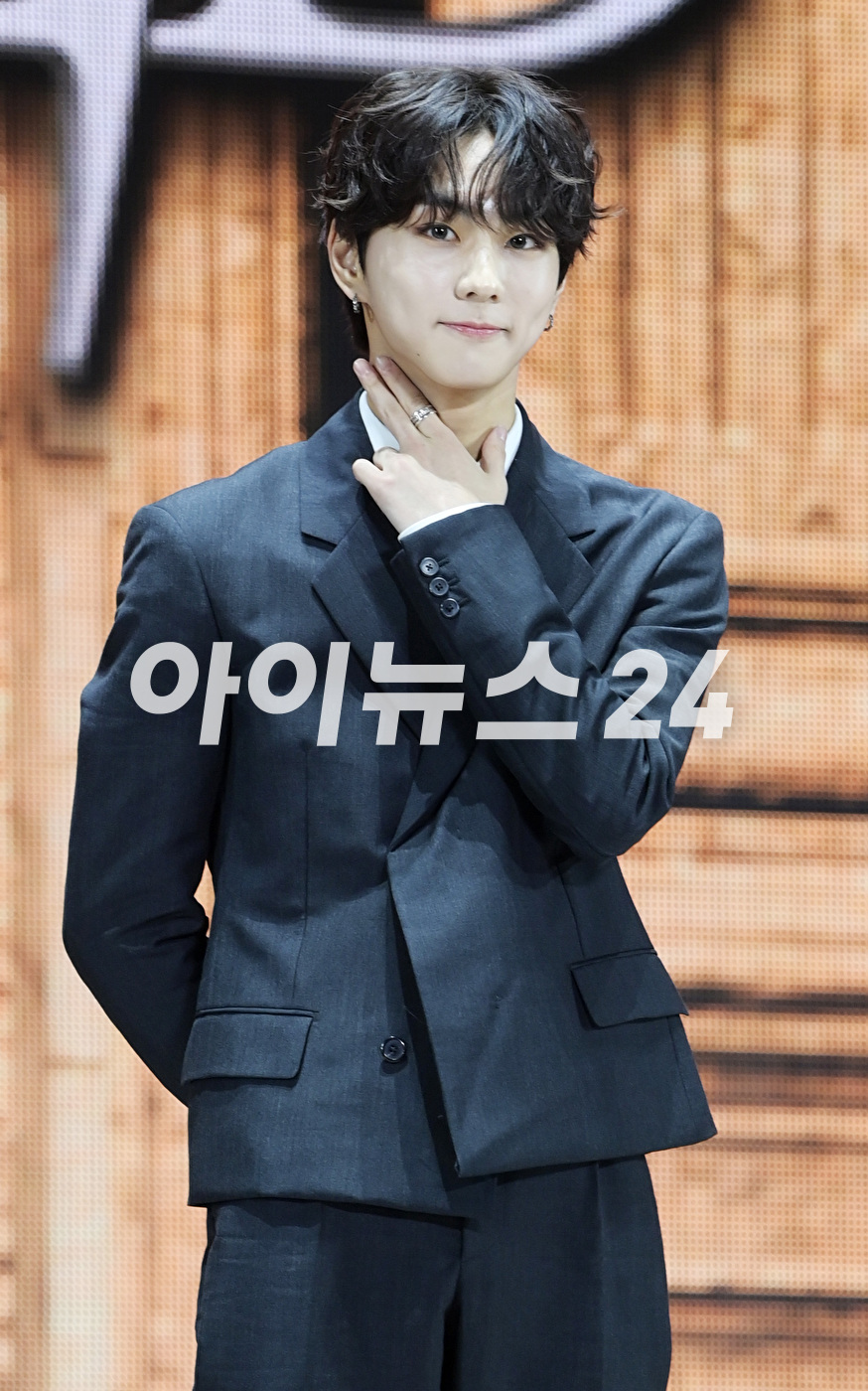 그룹 엔하이픈 정원이 22일 오후 서울 성북구 안암동 고려대학교 화정체육관에서 열린 엔하이픈(ENHYPEN) 미니 4집 &#39;다크 블러드(DARK BLOOD)&#39; 발매 기념 미디어 쇼케이스에서 타이틀곡 &#39;바이트 미&#39; 무대를 선보이고 있다. [사진=정소희 기자]