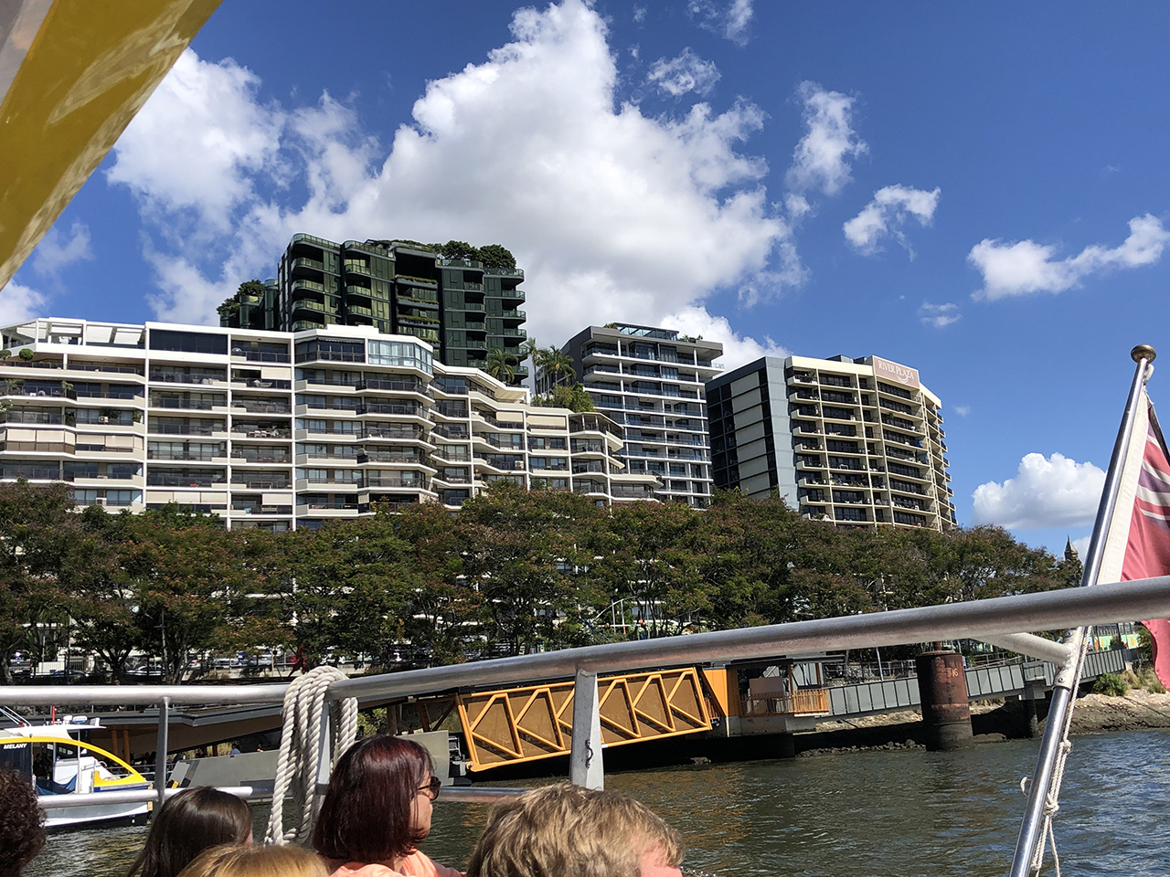 브리즈번 무료페리를 즐기는 관광객들