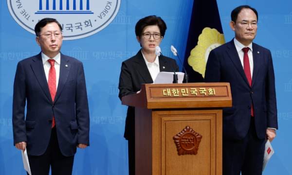 강선영 의원은 내란 국조특위 4차 회의에서 윤석열 대통령이 선거 시스템의 취약성을 지적했을 뿐, 부정선거 의혹을 제기한 적이 없다고 주장했다.